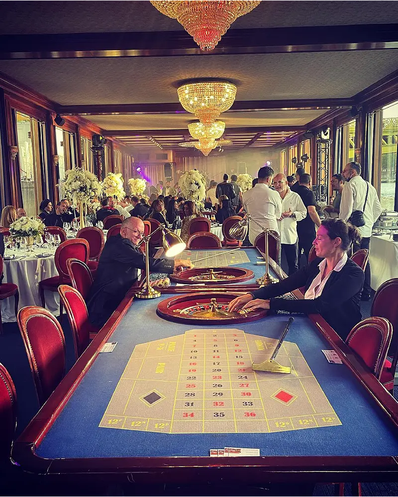 Nouveau projet - 2025-02-28T112459.659 Cartes As et dés dorés sur fond sombre